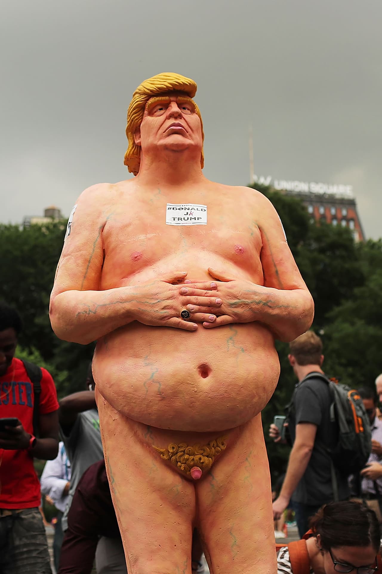 El proyecto artístico situó las estatuas en varias ciudades de Estados Unidos como Nueva York, San Francisco, Los Ángeles, Cleveland y Seattle.
<br>