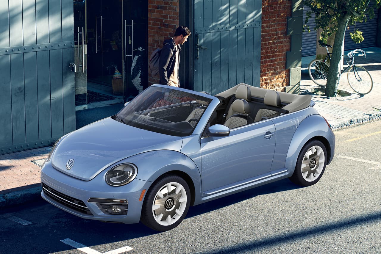 En el 2018 Volkswagen presentó su Beetle ‘Final Edition’ 2019 para despedirse -nuevamente- del legendario modelo, 70 años después de su llegada a EE. UU.