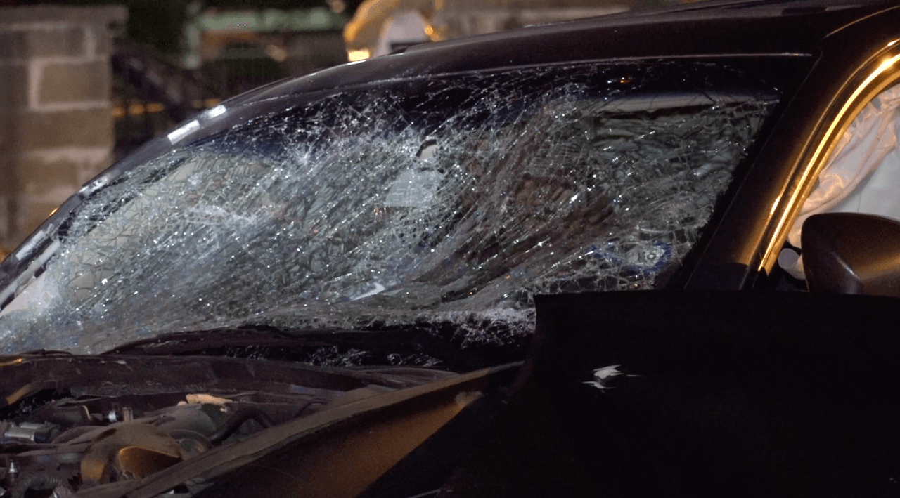 El parabrisas de uno de los autos accidentados se quebró totalmente.