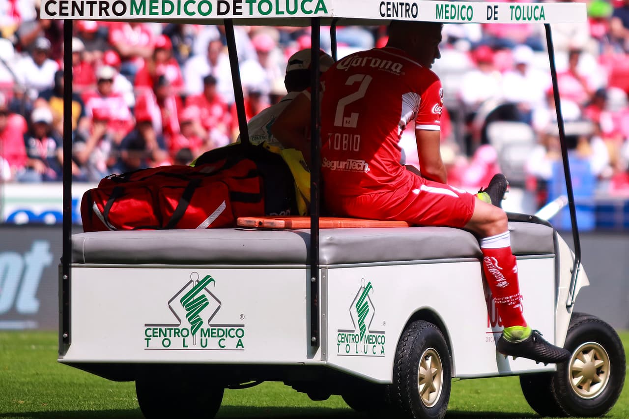 Apenas a los 27 minutos el defensa argentino del Toluca, Fernando Tobio, resultó lesionado.