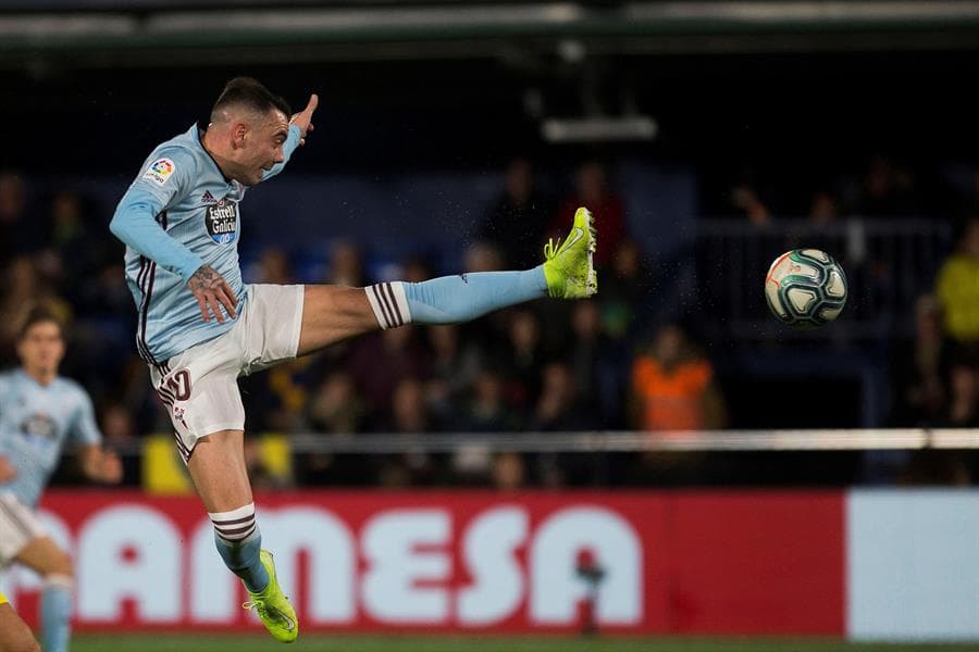 Iago Aspas disputa un balón por todo lo alto.