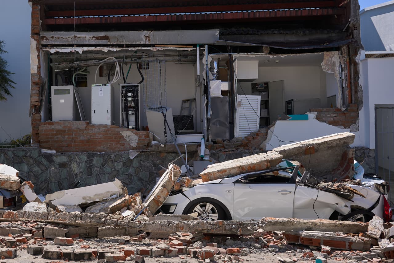 Automóviles aplastados por los escombros tras el terremoto que sacudió Pereira, Colombia.