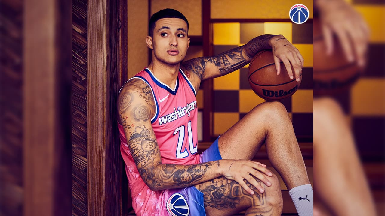 Kyle Kuzma fue quien modeló el uniforme en color rosa de los Wizards, con imágenes de los populares cerezos japoneses.