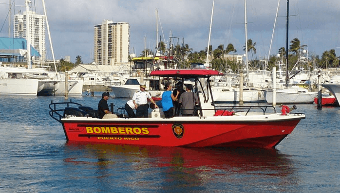 Tanto pasajeros como tripulantes fueron movilizados en grupos hacia el muelle de San Juan.