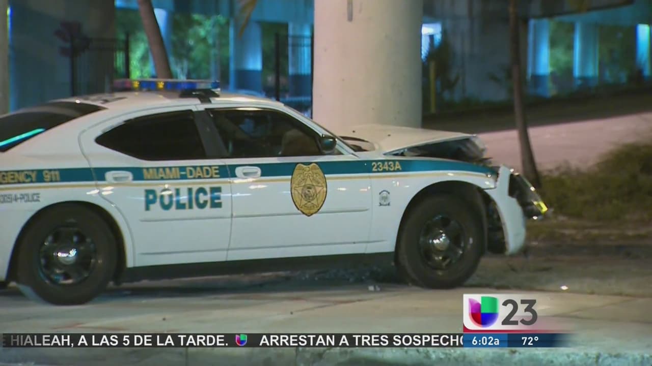 Auto choca patrulla policial y huye