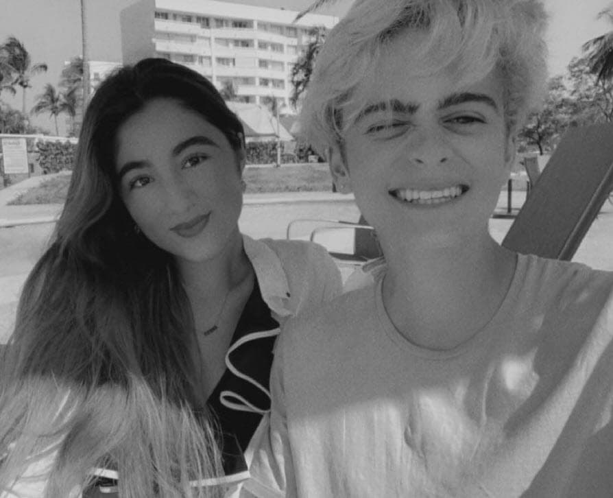 A finales de julio de 2021, Nicolás Buenfil confesó que su
<b><a href="https://www.univision.com/famosos/erika-buenfil-hijo-deprimio-terminar-novia-fotos" target="_blank">breve noviazgo con Sofía Ortiz había terminado. </a></b>
<br>