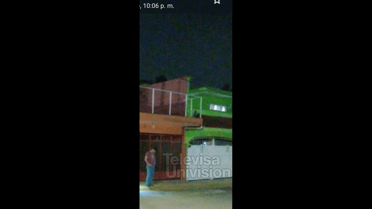 Un hombre frente a casa de familia Cházaro.