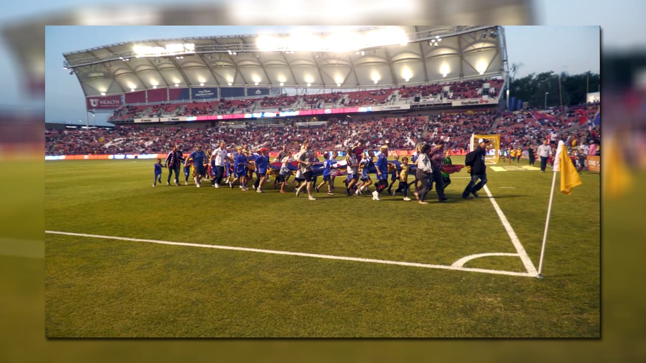 Niños corrieron por el campo con banderas de diferentes países en el American First Field, la casa del equipo de Salt Lake City.