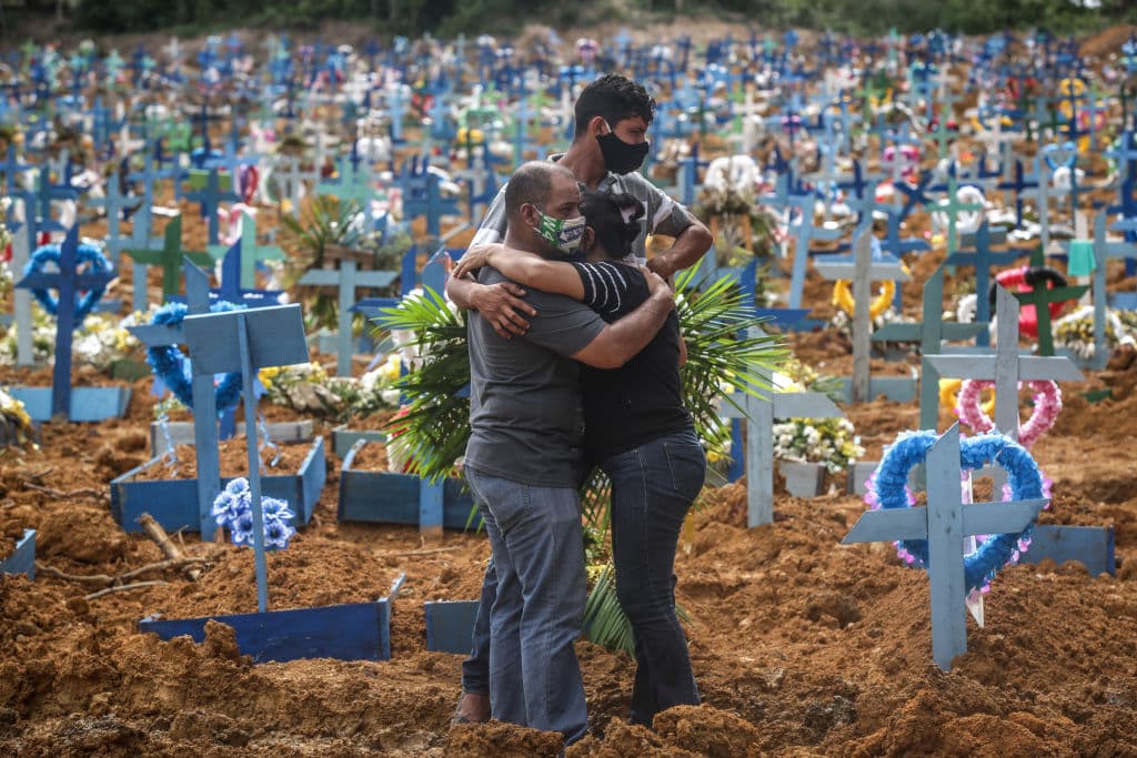 Familiares de un difunto de Manos, Brasil, acudieron al cementerio Parque Tarauma, en mayo 19, donde fueron sepultadas miles de personas a causa del coronavirus.