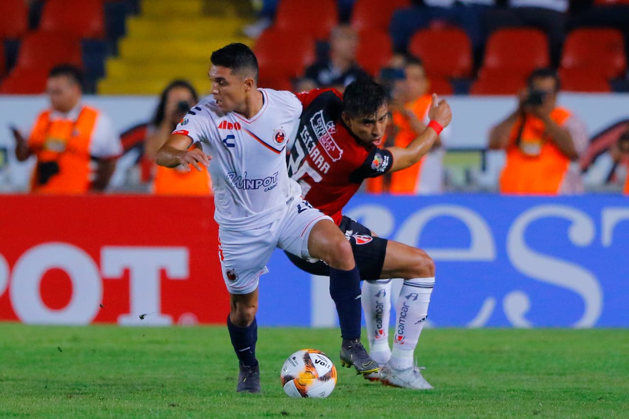 Conforme transcurría el encuentro se sentía presión por parte de los locales pero la escuadra Rojinegra estaba bien plantada en defensa.