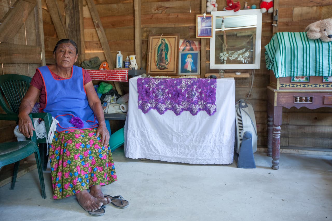 Es el caso de la señora Juana de Vásquez y su esposo Vicente, que no estuvieron en Chicapa, su pueblo, durante el mes de los temblores. "Llegamos el 28 de octubre (de 2018) y encontramos la casa destruida, era de bloques y tejas, las paredes colapsaron", cuenta doña Juana. El día del segundo terremoto, el 19 de septiembre, ambos se encontraban en Ciudad de México, visitando a los médicos de don Vicente, que sufre diábetes y además, tuvo una embolia.