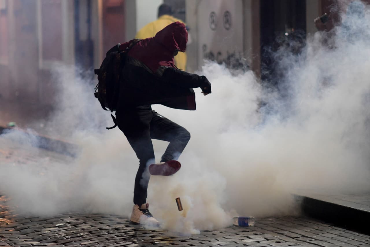 Un manifestante patea una lata de gas durante las protestas.
<br>