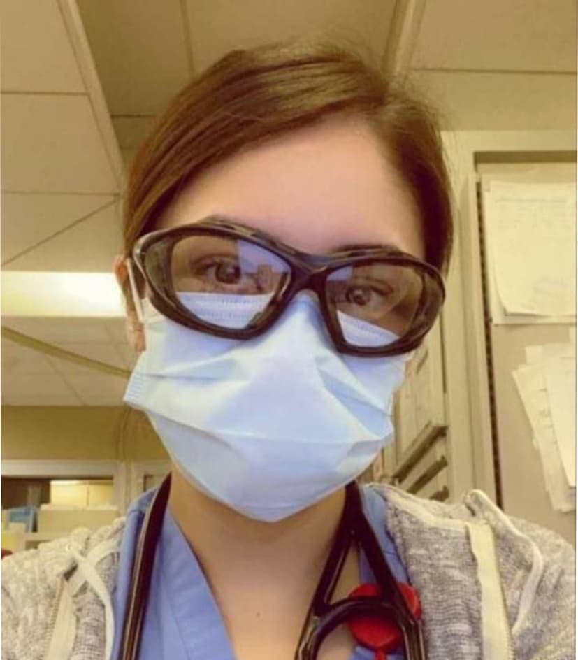 Katherine Zeceña está al pie de lucha en la sala de emergencia del hospital McNeal en Berwyn recibiendo pacientes con covid-19. Gracias por tu labor.