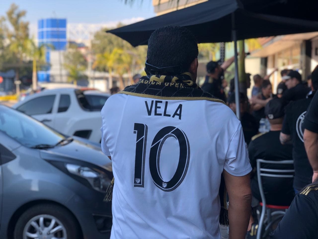 Muy prendida y animada la afición angelina, poniendo el color en León para alentar al LAFC.