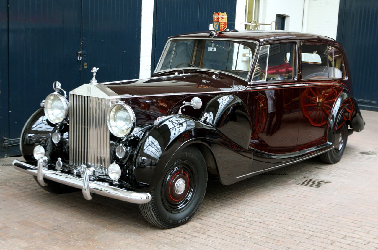 Pero las ocasiones más solemnes requieren de más formalidad por lo que el heredero de la corona inglesa requiere de autos más ceremoniales como esta imponente limusina Rolls-Royce Silver Wraith, utilizada por Carlos y su esposa Camila para asistir a la
<b>boda del principe William con Kate Middleton</b>.