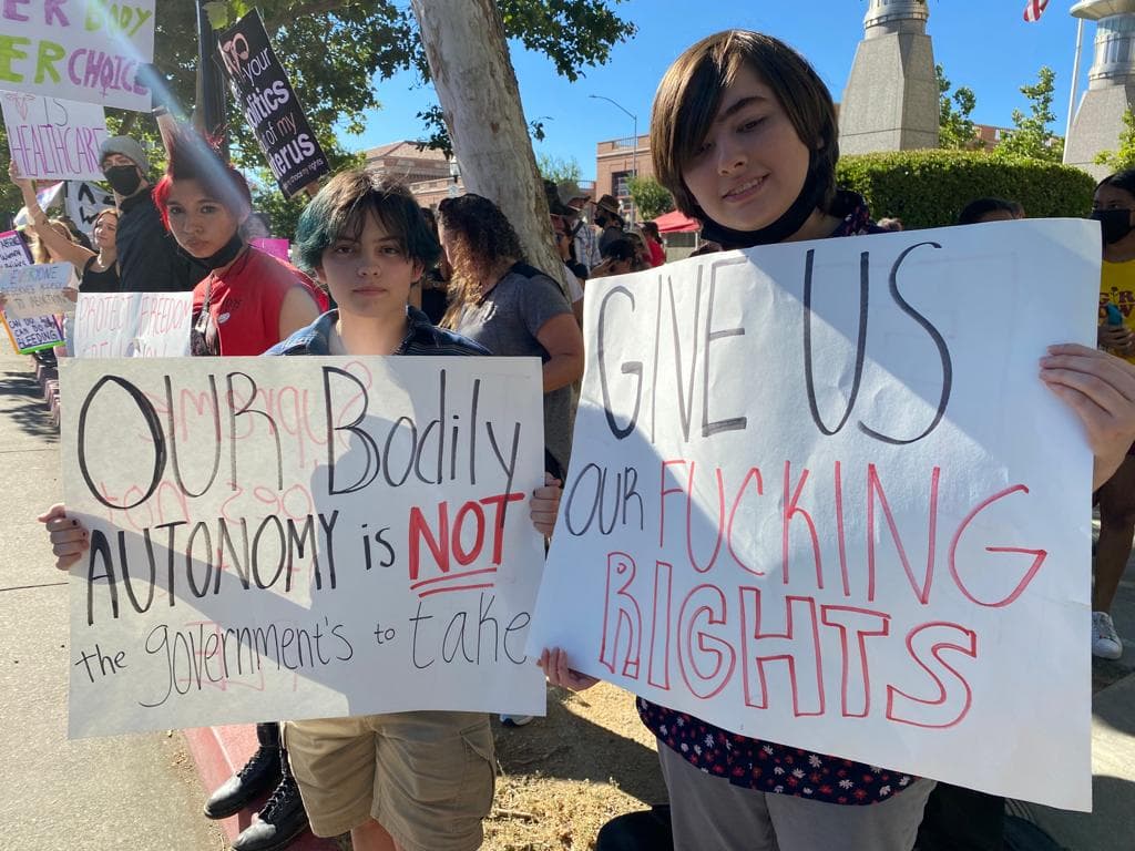 Se manifiestan en Sacramento en contra de la decisión de la Suprema Corte sobre el aborto