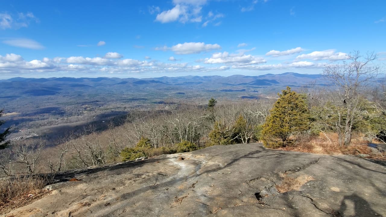 Conoce más sobre Mount Yonah,
<b><a href="https://www.fs.usda.gov/recarea/conf/recreation/hiking/recarea/?actid=50&recid=75345">aquí</a></b>.