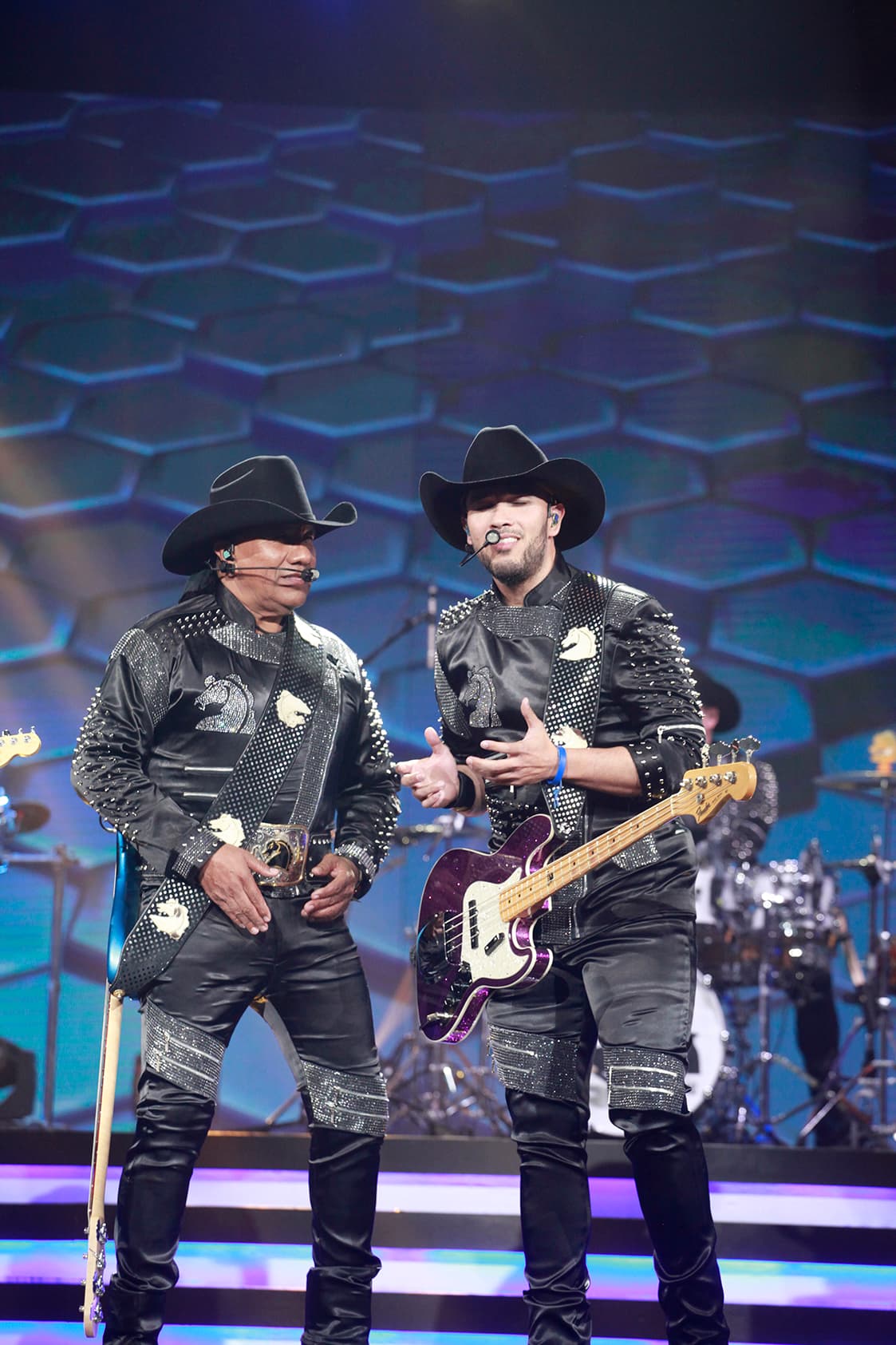 El grupo había aceptado un desafío: compartir el escenario con los cantantes del show.