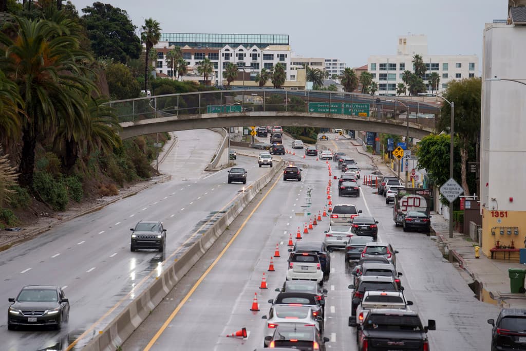 Quienes perdían la esperanza de llegar temprano a sus destinos eran los que tomaron la PCH, donde las autoridades se vieron obligadas a reducir carriles, a la altura de Santa Mónica.