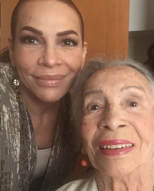 En octubre pasado, María del Sol confesó, en el programa Montse y Joe, que pasaron meses difíciles por la pandemia, pues esto
<a href="https://www.unicable.tv/programas/montse-y-joe/clip/maria-del-sol-revela-que-debido-a-la-pandemia-estuvo-separada-de-su-mama-la-actriz-josefina-echanove?utm_source=push&utm_medium=other&utm_campaign=web" target="_blank">le impidió verla durante cuatro meses y medio</a>.