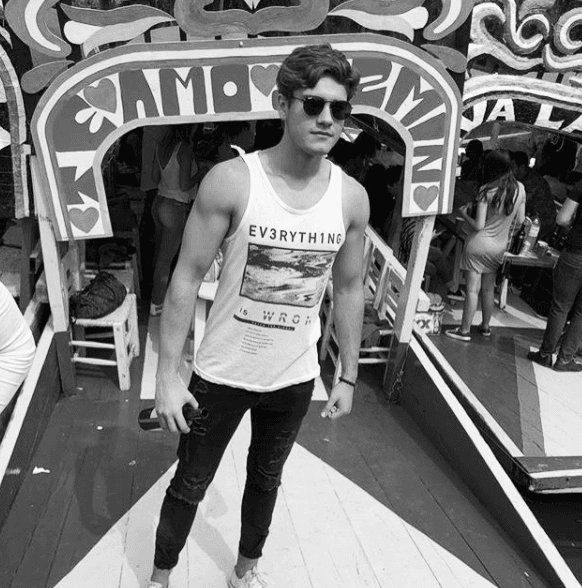 El actor no sólo ha cautivado a sus fans con su figura, también lo ha hecho con su sentido del humor con frases como:
<b>“¿Entonces qué güerita si vas a querer el paseo en lancha?”</b>
<br>