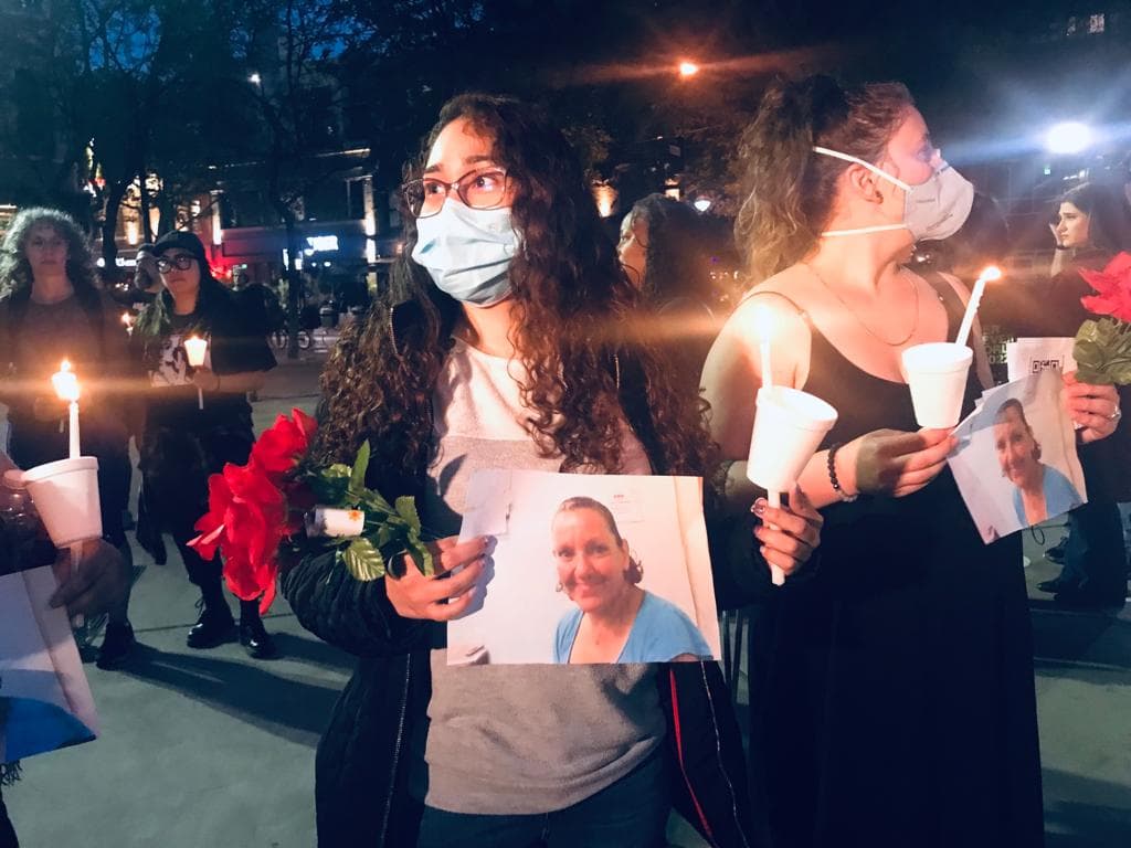 Melinda Davis también fue recordada durante la velada con su fotografía. Ella vivía en la 10th Street y murió cuando esperaba un lugar para dormir frente a uno de los negocios de la zona.