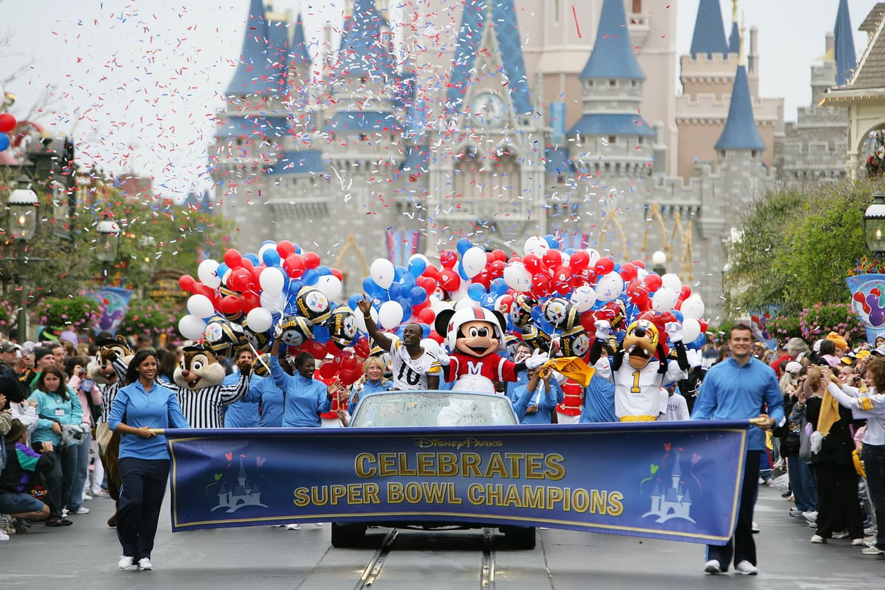 La fotografía muestra el desfile de los Steelers de Pittsburgh por el centro de Magic Kingdom. Fue la manera de celebrar su victoria en el Super Bowl de 2009.
