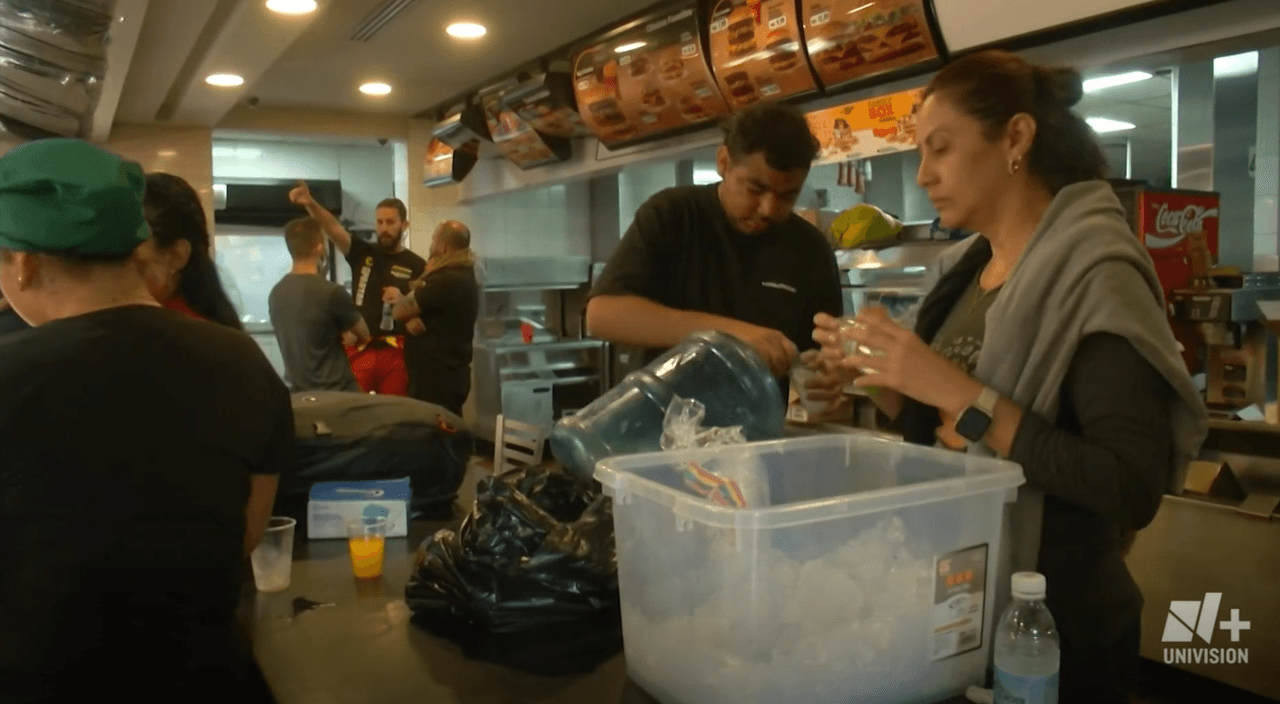 La barra donde clientes pedían alimentos en un establecimiento de McDonald's ahora es un mostrador donde se entregan medicamentos y reciben reportes.