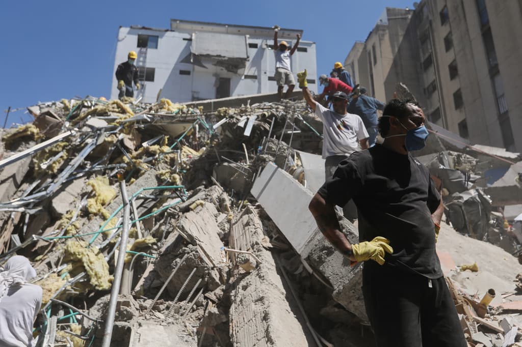 Rescatistas buscan sobrevivientes del potente terremoto en Colombia que ha dejado decenas de muertos