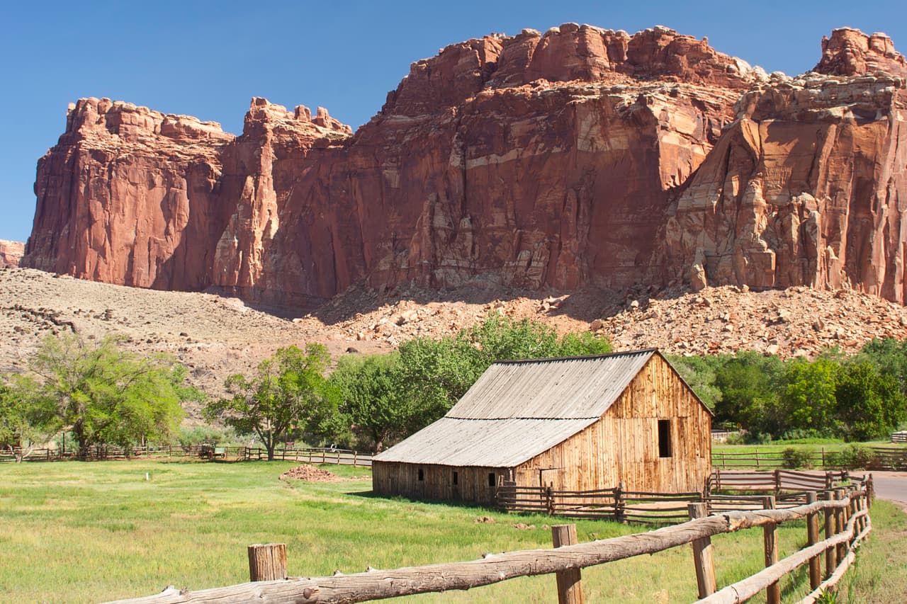 <b>Puesto 2. Condado de Washington, Utah</b>
<br>
<br>Porcentaje del condado con sequía extrema o excepcional (al 12 de julio de 2021): 100%.
<br>
<br>Semanas con 100% de sequía excepcional en el último año: 33.
<br>
<br>Semanas con al menos un 50% de sequía excepcional en el último año: 33.
<br>
<br>Número de semanas consecutivas con cualquier porcentaje de sequía extrema o excepcional: 50 (del 28 de julio de 2020 al 12 de julio de 2021).
<br>
<br>Población: 165,000 habitantes.
<br>
<br>“La cantidad de agua ahora disponible en todo el oeste de Estados Unidos está muy por debajo de la de cualquier época de la civilización moderna”, dijo a The Guardian Park Williams,
<a href="https://www.theguardian.com/us-news/2021/jul/13/hoover-dam-lake-mead-severe-drought-us-west"><u>hidroclimatólogo de la Universidad de Columbia</u></a>.