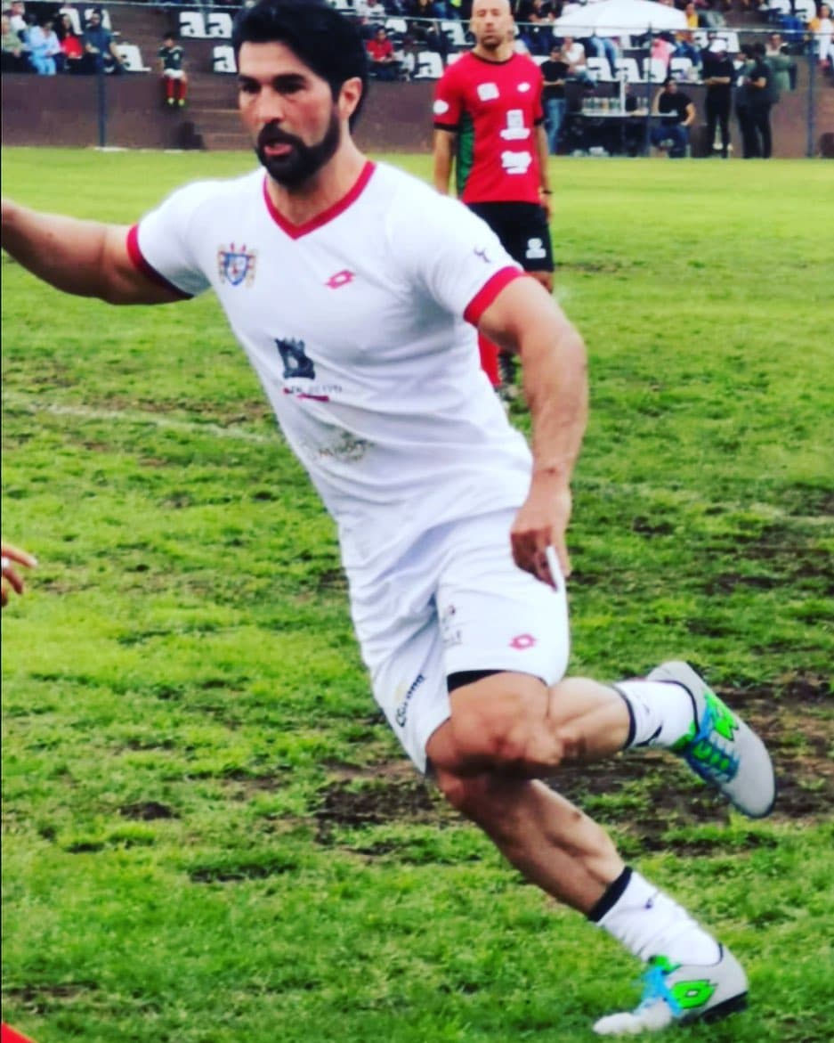 Arturo Carmona comenzó su carrera como futbolista en equipos de su natal Monterrey, Nuevo León y fue hasta el año 2006 que debutó como actor en la novela ‘Duelo de pasiones’.