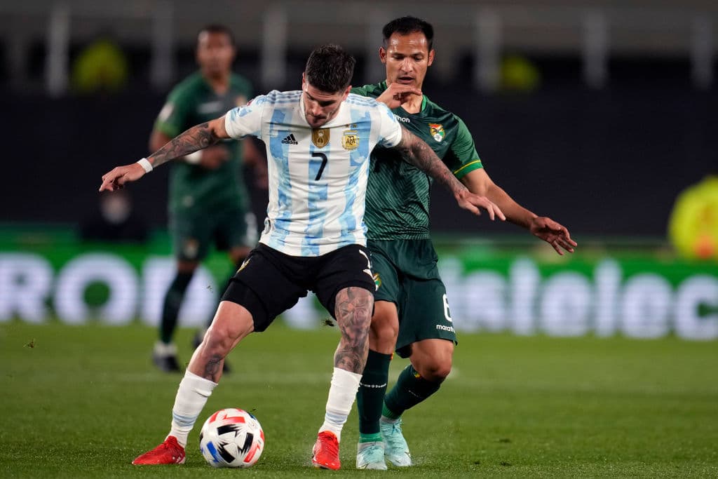 Con un asombroso hat trick de Lionel Messi, Argentina golea 3-0 a Bolivia y se sitúan en la segunda plaza de manera solitaria.