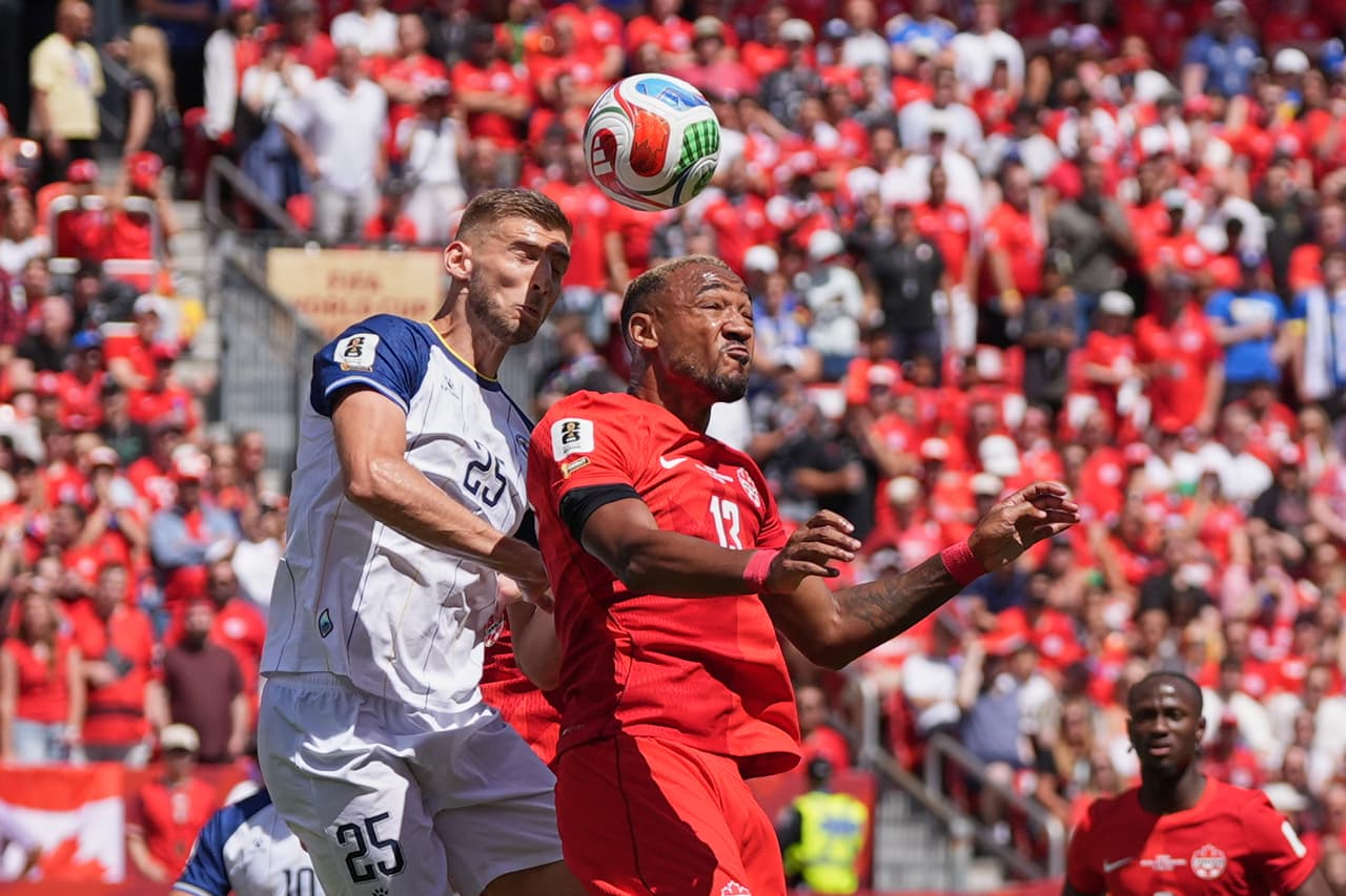 Derek Cornelius, de Canadá (a la derecha), disputa el balón con Jovo Lukic, de Bosnia, durante el partido de fútbol del Grupo B de la Copa Mundial entre Canadá y Bosnia en Toronto, el viernes 12 de junio de 2026.