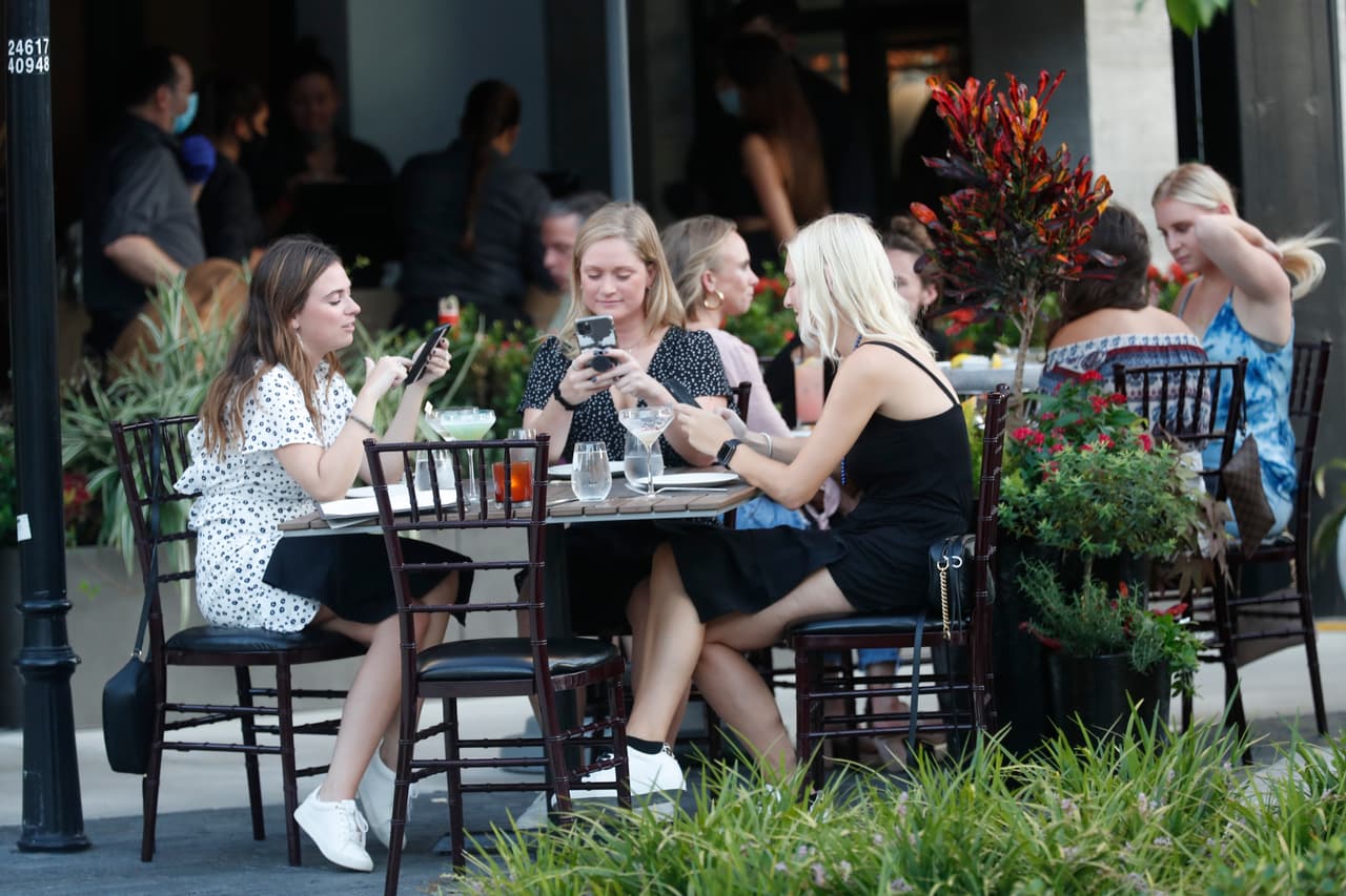 Los condados ya no pueden imponer el uso de mascarillas a sus residentes, y esto se vio reflejado entre las personas que salieron a cenar o tomar algo.