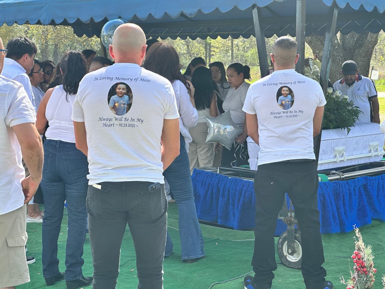 “Mi niño es un niño muy saludable.
<b>Nunca ha tenido ningún problema de salud. Él siempre estaba bien</b>... Yo le hice su frutita con yogurt. Lo llevé al bus. Se lo fue comiendo en el camino. Me dijo, ‘¿mami puedo (comer) una galleta?’
<b>y le dije ‘no, es muy temprano’. Y ya después le dije ‘bueno, agarra una</b>’", cuenta la madre.
<br>