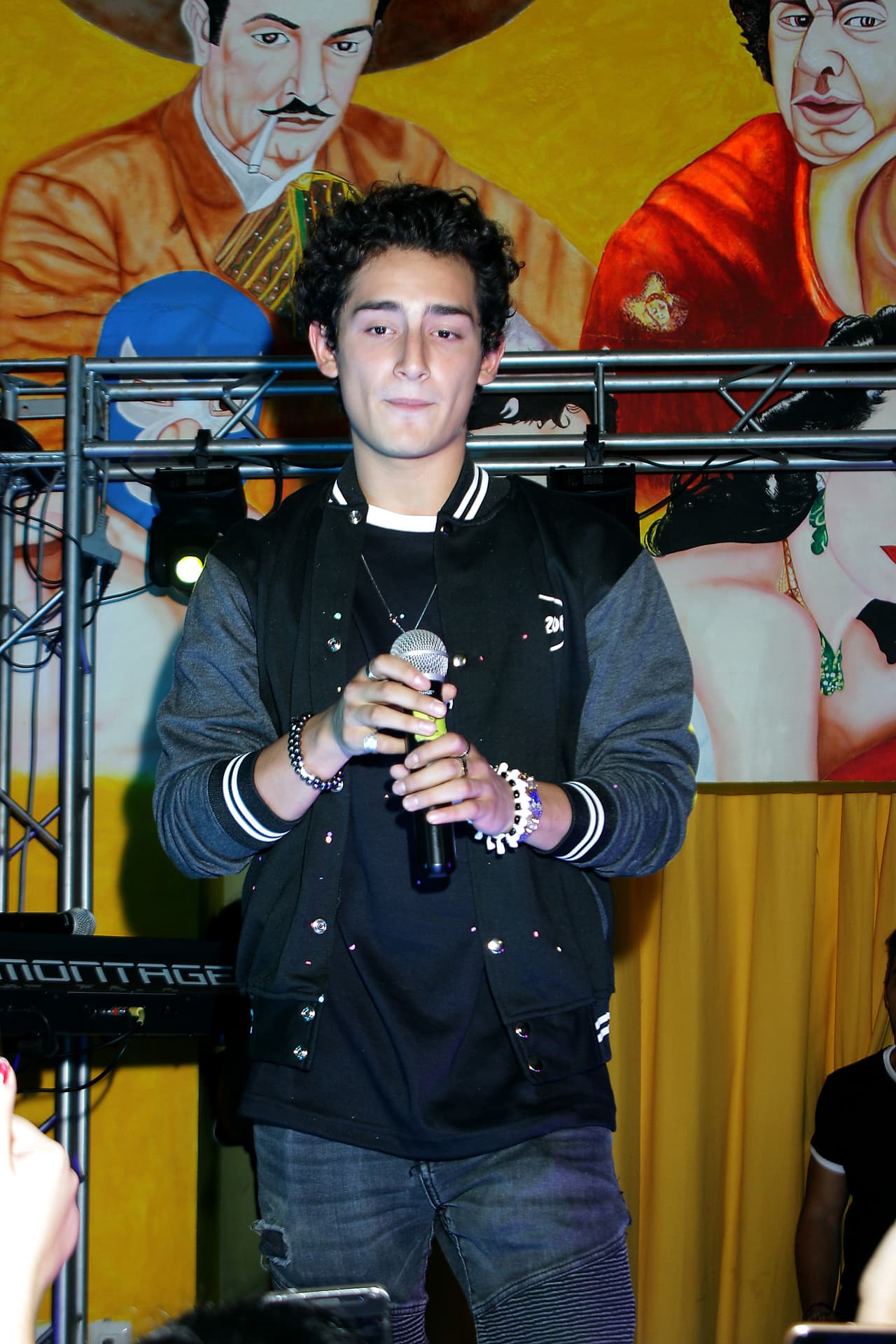 Las declaraciones de Juan Osorio provocaron que los medios de comunicación quisieran conocer la opinión de Emilio sobre su regreso a las telenovelas, sin embargo, el joven dijo no estar enterado de los planes que su papá tenía para él.