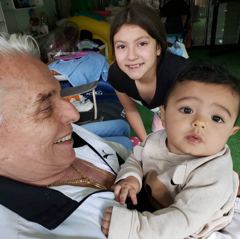 "
<b>Mi padre es un caballero</b> y de los valores que nos enseñó podemos confirmar sus hijos que lo conocemos mejor que nadie" y agregó el 'hashtag' "Frida Miente".
<br>
<br>