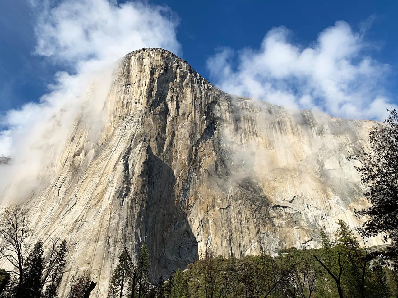 Durante el invierno, la carretera 120 dirección este que conduce al Parque Nacional Yosemite se encuentra cerrada. Entonces, sólo puedes acceder por el denominado Yosemite Valley y los accesos son tres: A través de la autopista 41, salida Wawona Rd; por la autopista 120 dirección oeste, salida Big Oak Flat Rd; y la autopista 140, salida El Portal Rd.