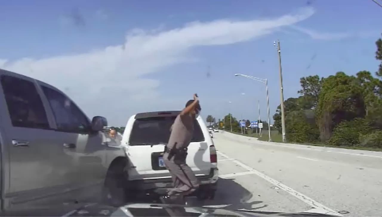 Video muestra a policía de la Patrulla de Carreteras de Florida salvándose de milagro de ser atropellado