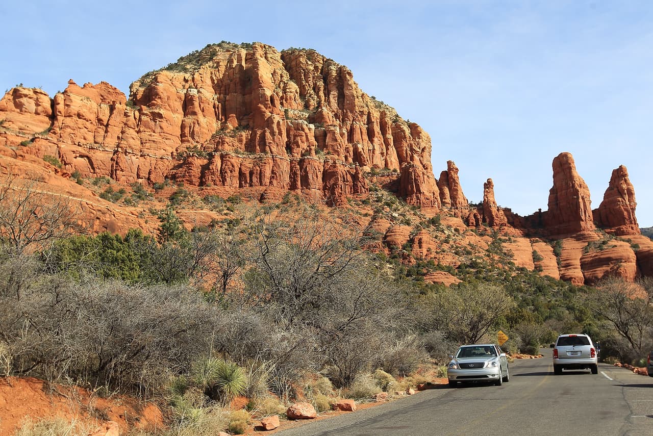 Una vista panorámica de la formación montañosa conocida como las hermanas gemelas en Sedona, Arizona.
