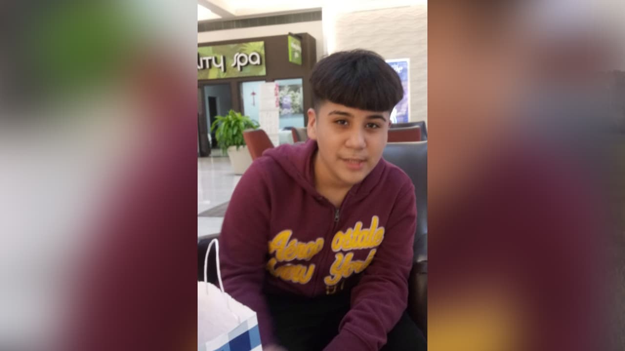 La mujer describe a su hijo como un joven cariñoso: "Carlos era una persona muy alegre, muy amigable. Él era respetuoso, él amaba la vida. Él era un niño amoroso conmigo, todo el tiempo al pendiente, preocupado por mí", dice sobre el adolescente.