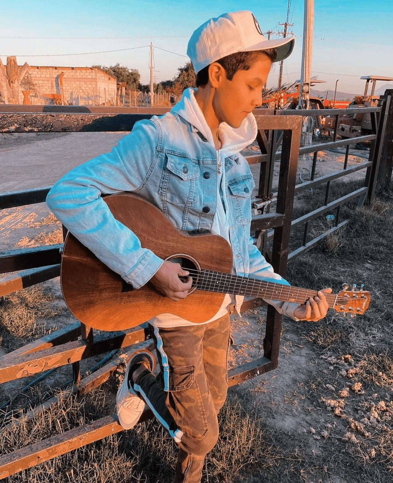 Sin abandonar sus raíces mexicanas y los sonidos de la música banda, Ramón se lanzó a cantar sus propias letras al ritmo del género pop urbano.