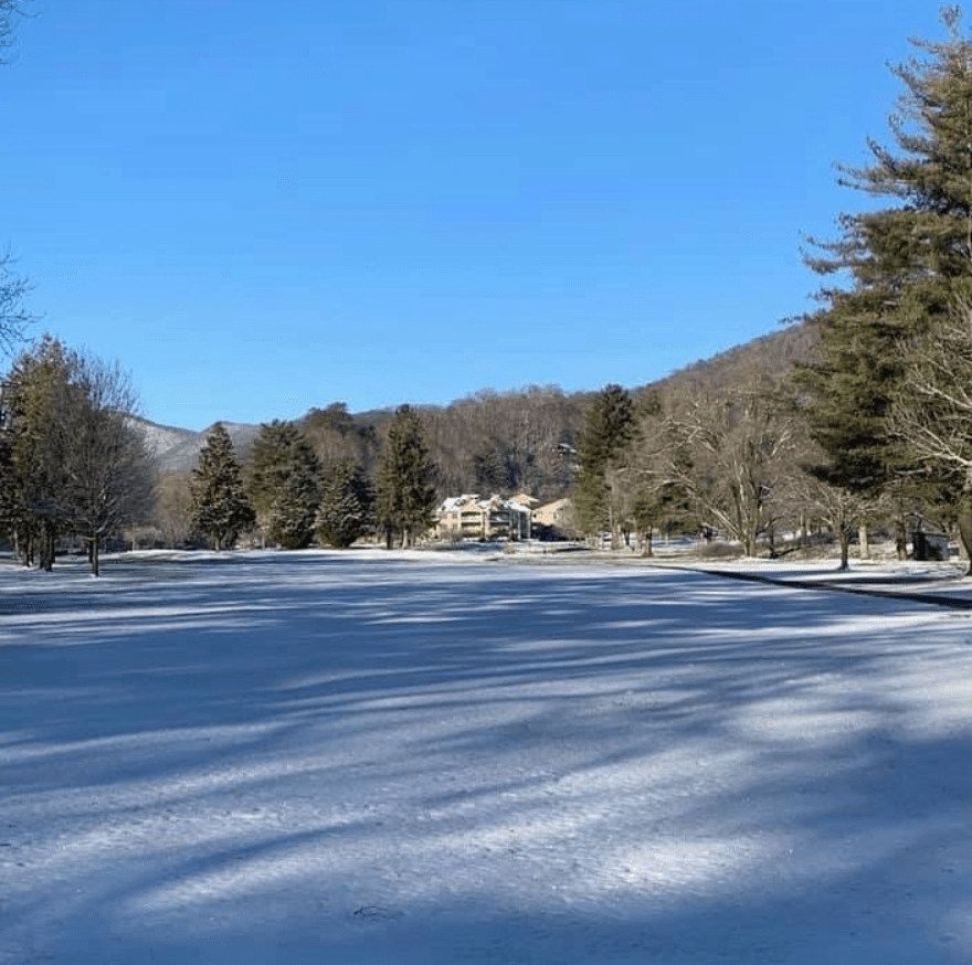 Tras el paso de una tormenta invernal, hubo acumulaciones de nieve de entre 1 y 2 pulgadas. Lugar: Maggie Valley, Carolina del Norte.