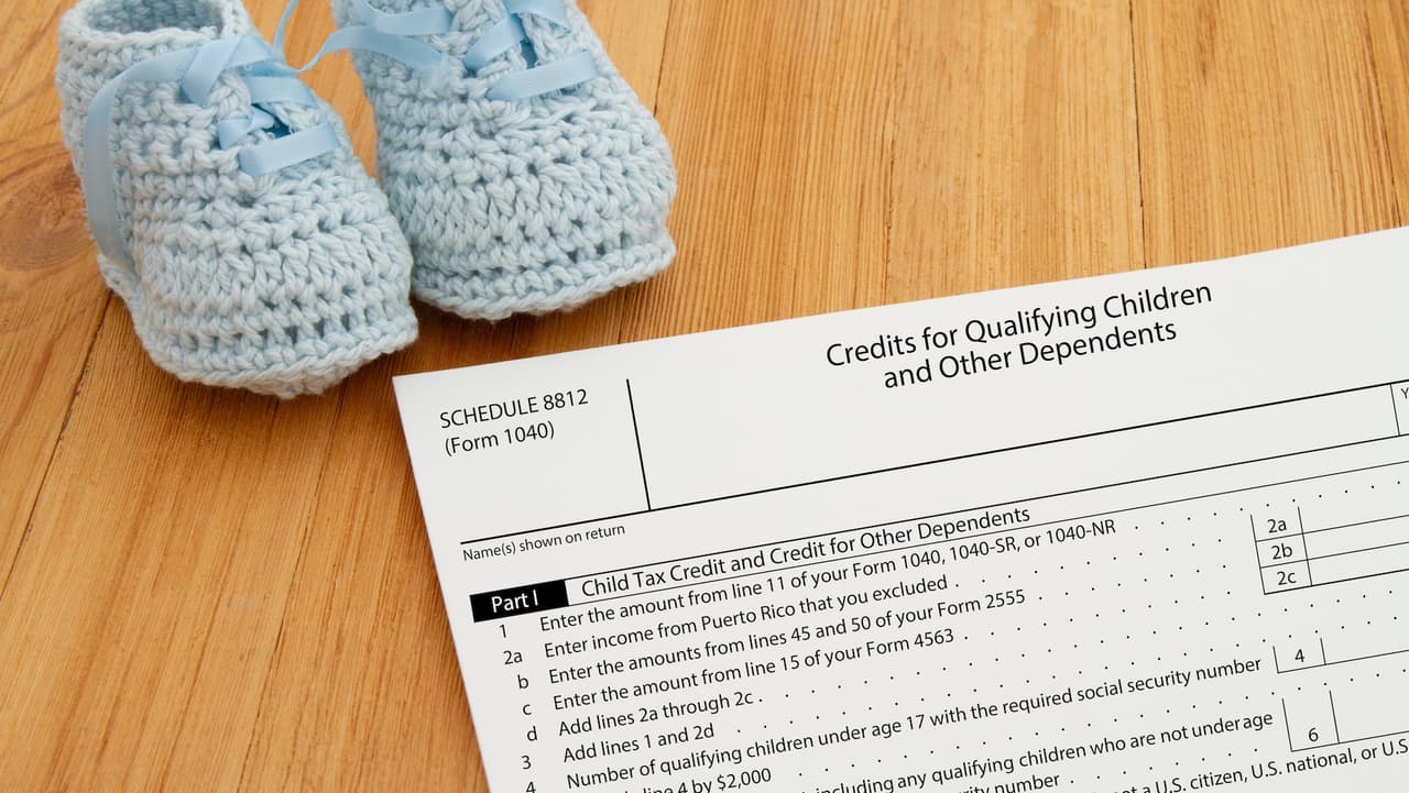 <h2 class="cms-H2-H2">Completa el formulario 1040 y el Anexo 8812</h2>
<br>
<br>Para solicitar el CTC, debes incluir la información de tus hijos en el
<b>Formulario 1040 (SP)</b> y adjuntar el
<a href="https://www.irs.gov/pub/irs-pdf/f1040s8s.pdf" target="_blank">Anexo 8812</a>, que te ayuda