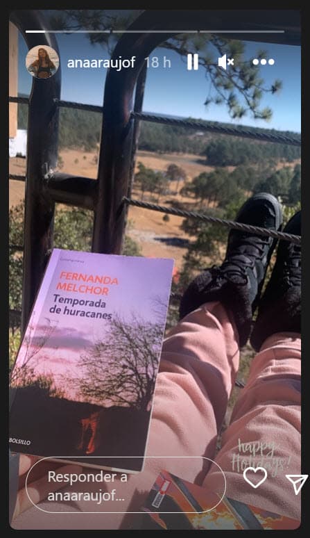 Además de la reunión en familia, la esposa de Pablo Lyle inició el día de Navidad leyendo este libro: "Temporada de huracanes".
<br>