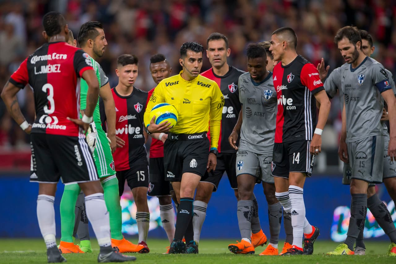 A los 44 minutos, Rafael Márquez cometió un penal inocente con un manotazo a un jugador visitante, pero Monterrey no quería, o más bien no supo aprovechar, el regalito y Stefan Medina lo falló de mala manera.