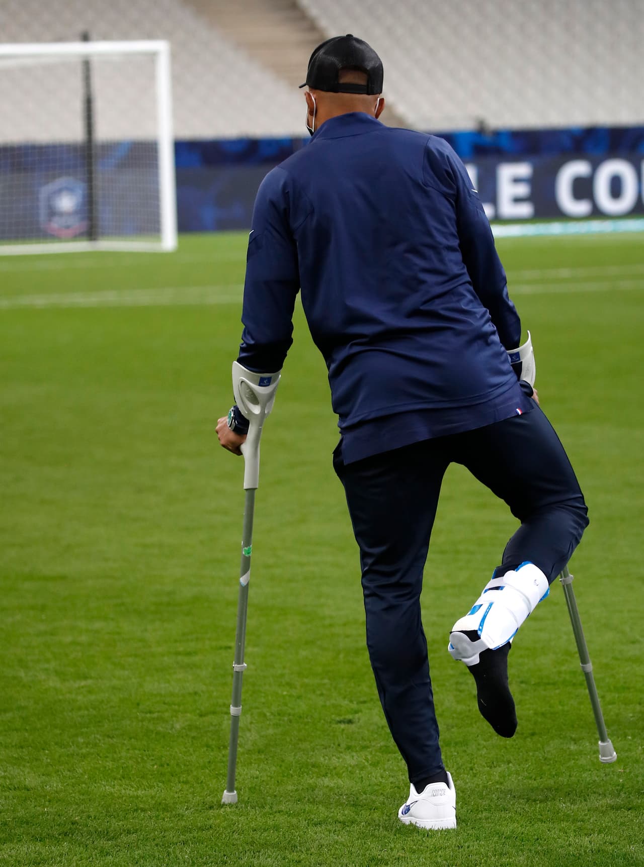 PSG ganaba por la mínima St Etienne por la Copa de Francia. Perrin entró fuerte sobre el pie derecho del francés cuando PSG se lanzaba al ataque. Se armaba la bronca en el terreno de juego y Perrin salió expulsado (31’). Kylian fue atendido dentro de la cancha y tuvo que dejar el partido entre lágrimas. Medios franceses afirman que Mbappé sufrió un esguince en su tobillo derecho.