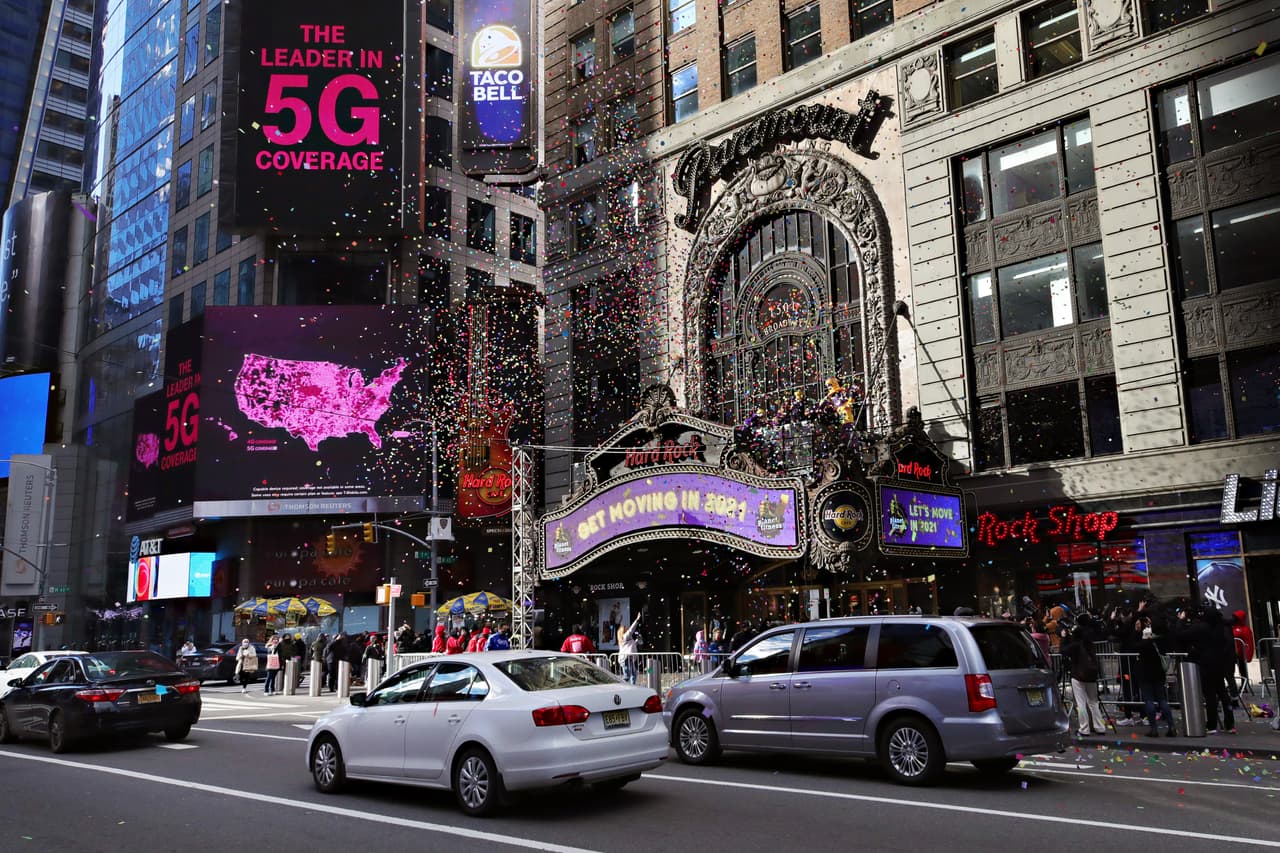 Durante los ensayos de la celebración del año nuevo 2021, los organizadores arrojaron al aire miles de pedazos de confeti de colores, algo que se hará durante la transimisión en vivo. Muchos de estos papelitos de colores tendrán los deseos de miles de personas que han escrito en ellos lo que anhelan para el 2021.