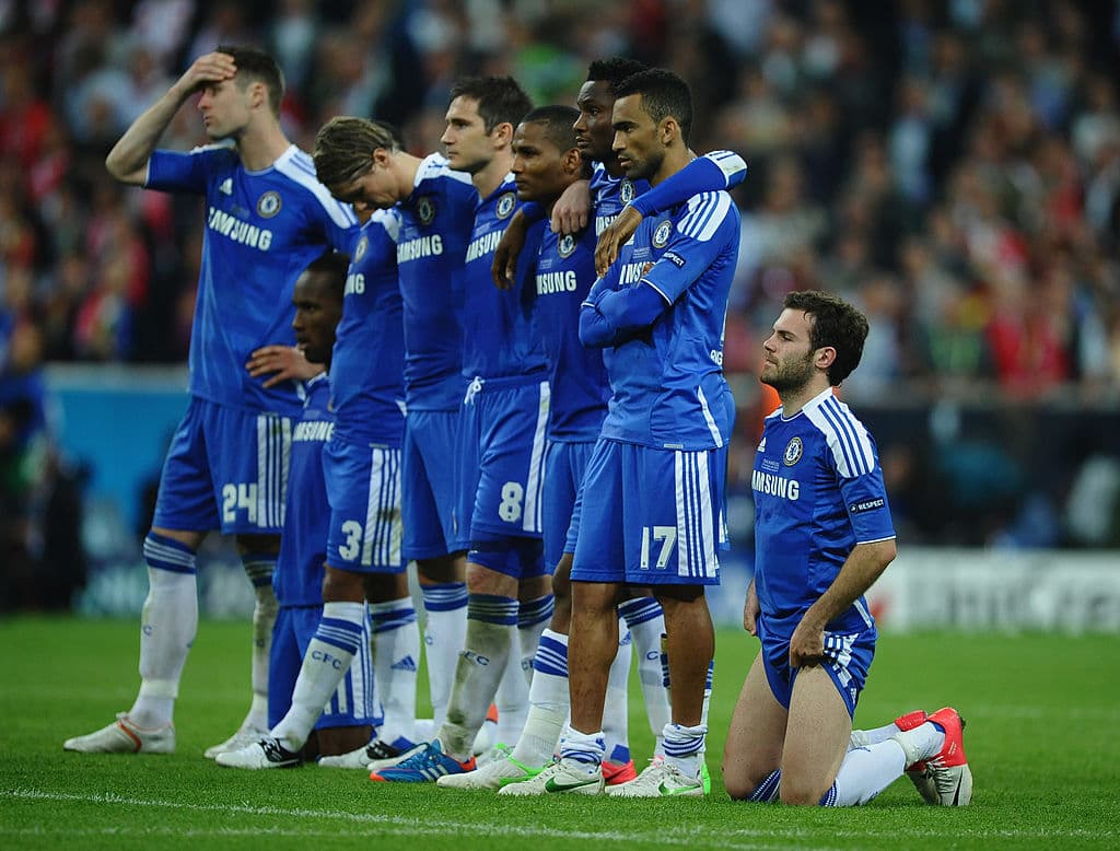 El partido se va a los agónicos penales donde los alemanes patearían primeros en la tanda. Phillipe Lahm toma el primero y lo encaja, Juan Mata patea, pero no logra vencer a Neuer. Todos vuelven a marcar hasta que en el cuarto penalti Olic falla por los alemanes y Ashley Cole se encarga de empatar la tanda.