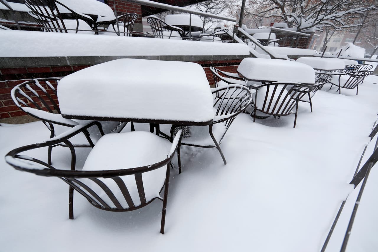 Aunque el Servicio Meteorológico Nacional en Medford, Oregon, dijo que las condiciones mejorarían el miércoles, otras zonas se verán más afectadas esta víspera de Acción de Gracias, como las montañas de Sierra Nevada, en donde podrían caer hasta tres pies de nieve este miércoles.